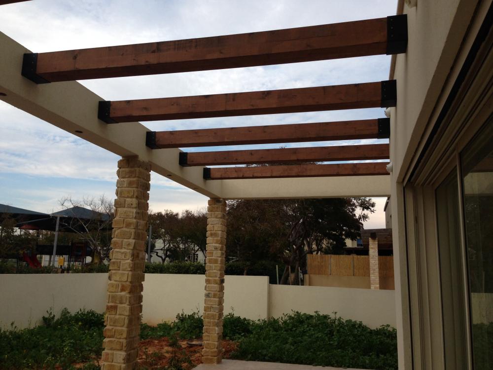 פרגולה וחזית אחורית.