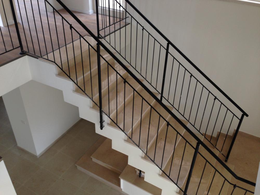 מעלה המדרגות.