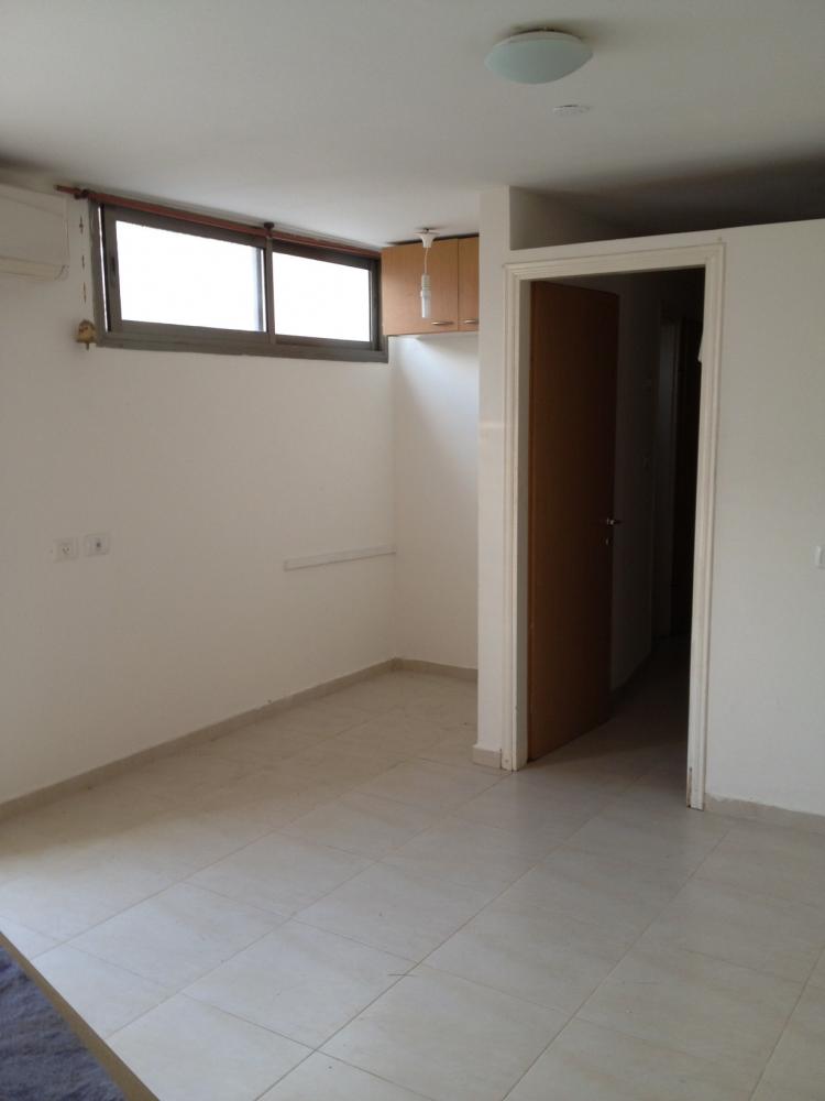 פינת העבודה, חלל הסלון והכניסה לחדר השינה