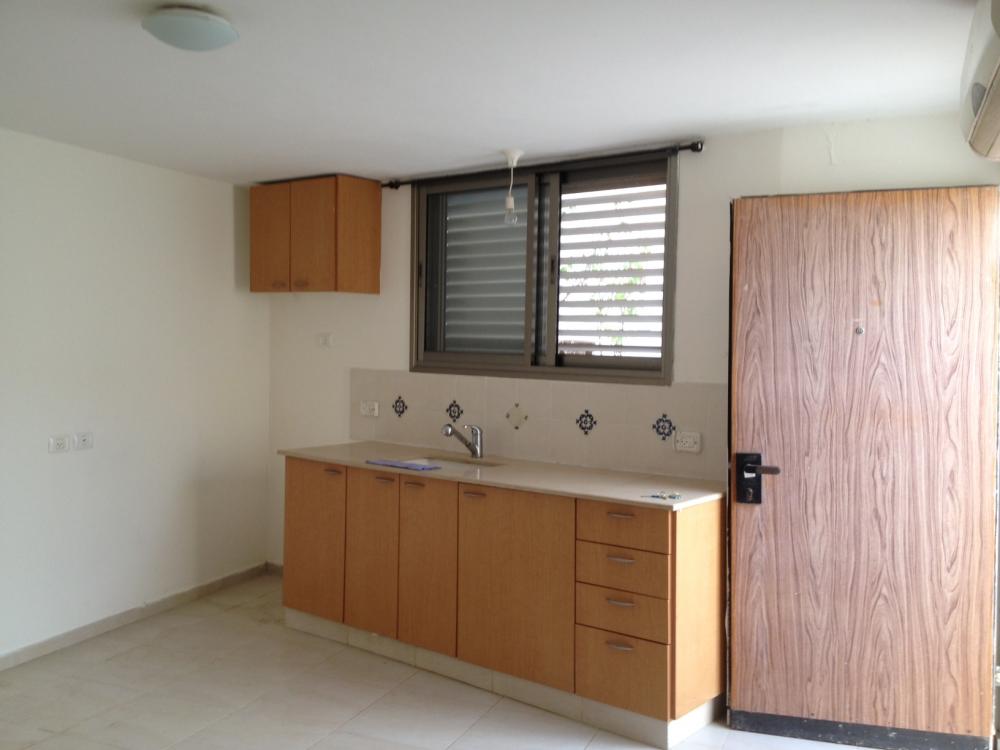 מבט אל המטבח והסלון