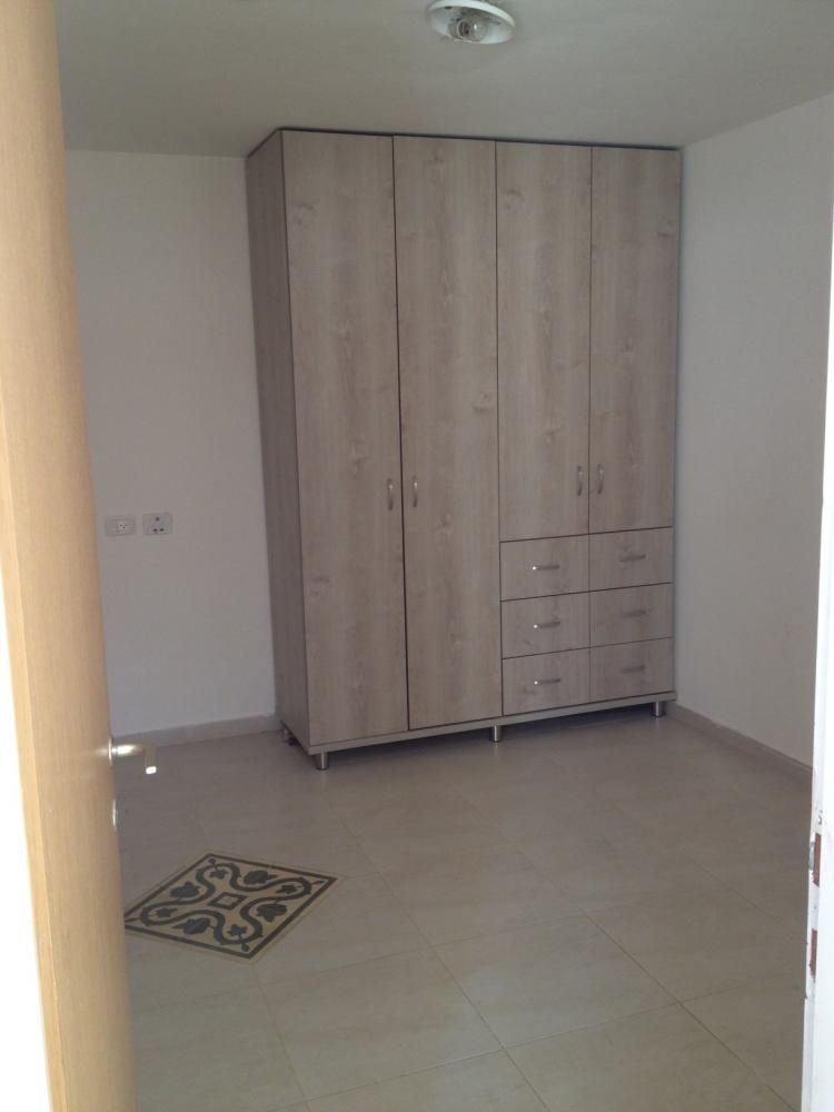 מבט מהסלון לחדר השינה