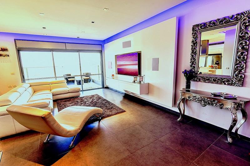 מבט אל הסלון