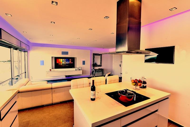 מבט מהסלון למטבח