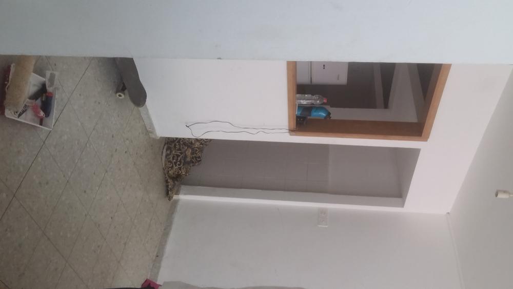 המטבח מופרד מהחלל הציבורי ע"י קיר- לפני השיפוץ