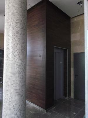 פרקטים בלובי כניסה לבניין - יורם פרקט