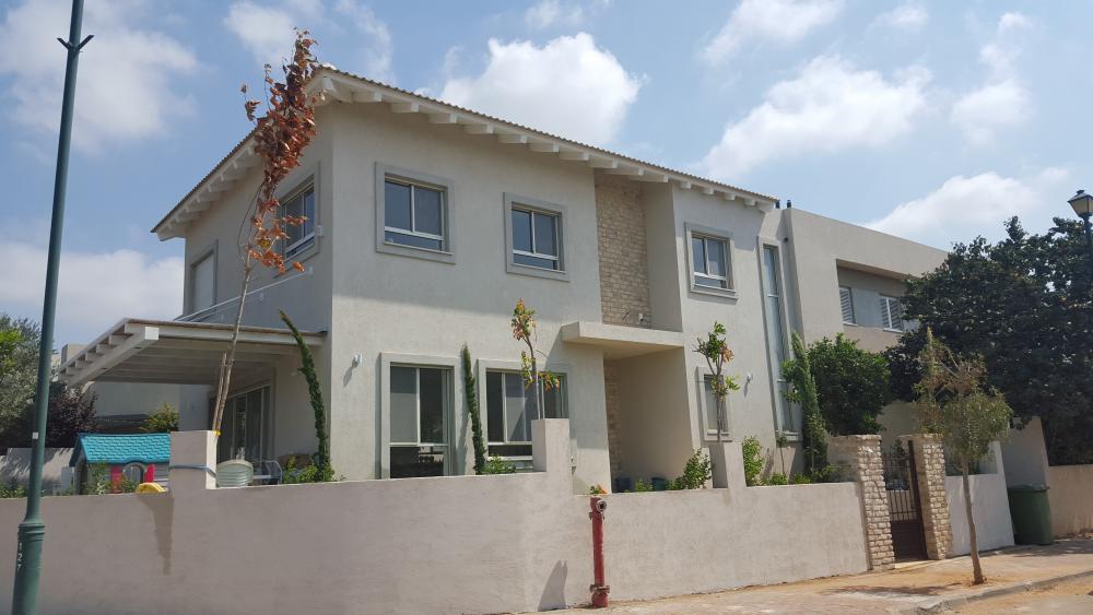 חזית כניסה.