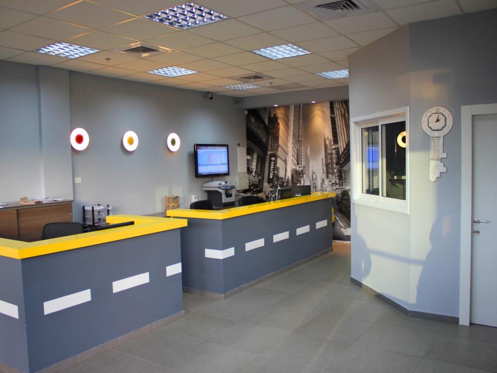 עיצוב משרדים לחברת מצברים, דלפק בצורת כביש