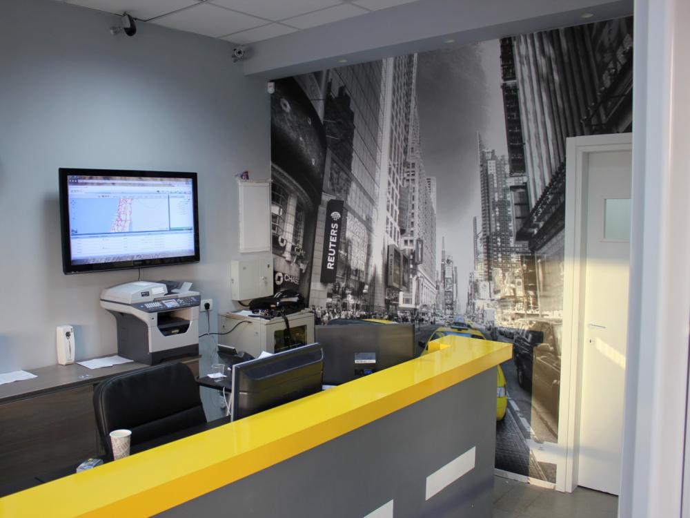 עיצוב משרדים לחברת מצברים, קיר טפט תמונה