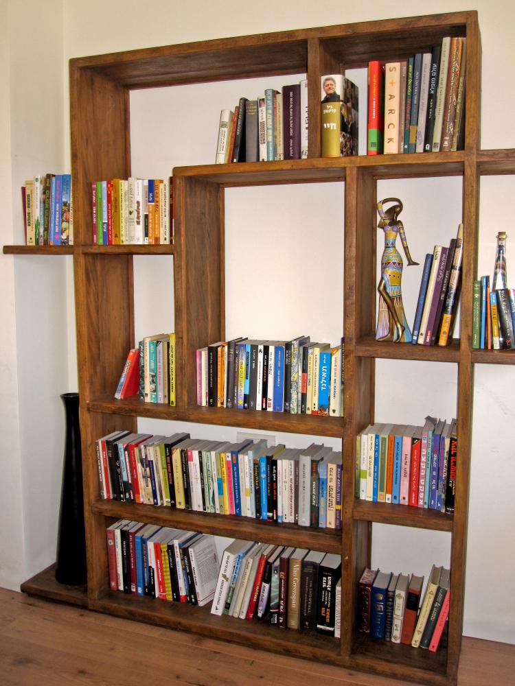 ספריה מעץ ממוחזר
