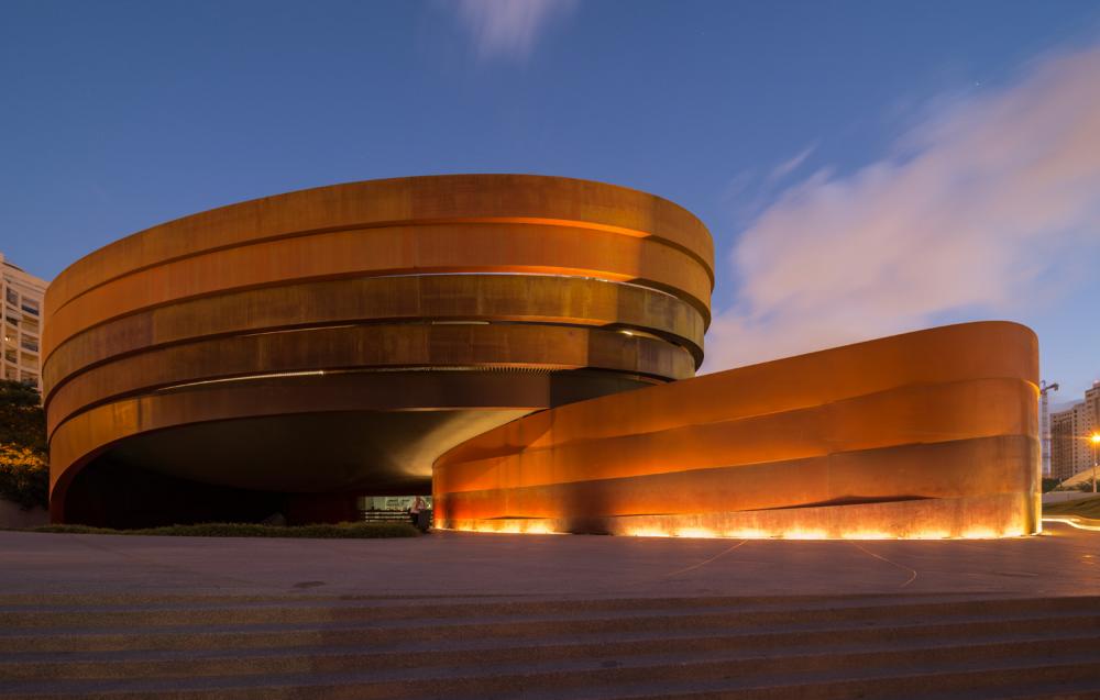 המוזיאון אחרי השקיעה