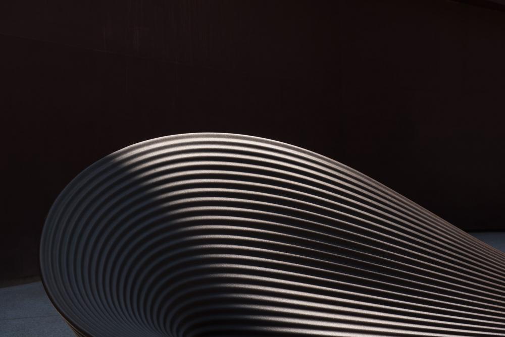 ספסל חצי מואר