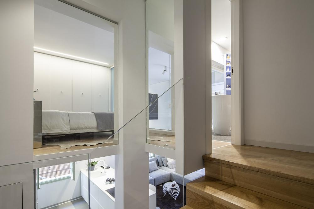 עיצוב דירת גלריה תל אביב BLV - מבט מהמדרגות