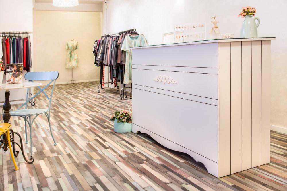 דלפק הקופה עוצב בסגנון רטרו