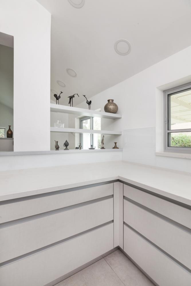 מדפים דקורטיביים בין פינת האוכל למטבח