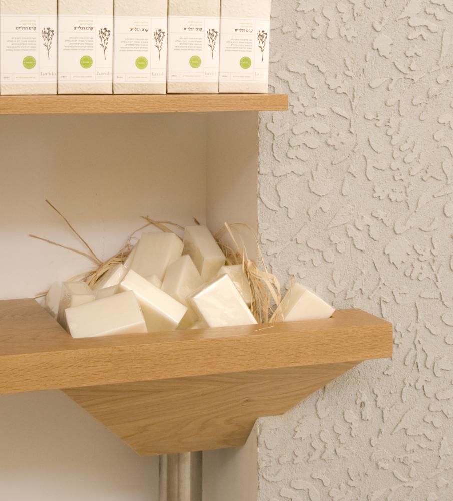 פרט נגרות וקיר