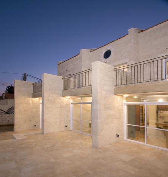 החדרים בגן.