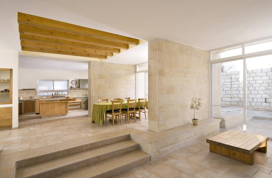 משיכת המבט לגן דרך הקירות