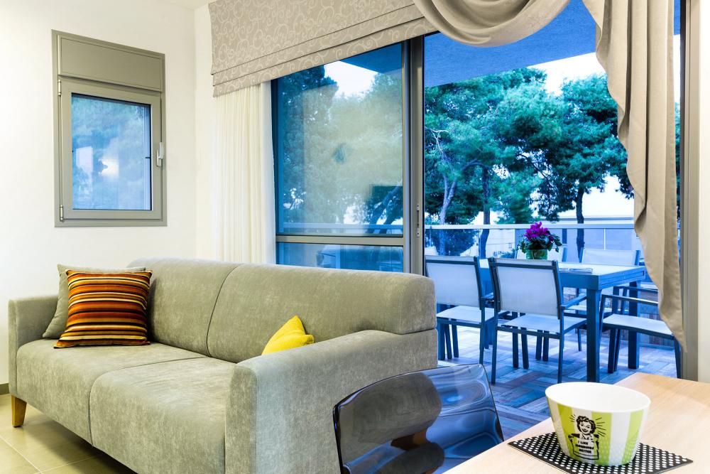 מבט למרפסת הגן