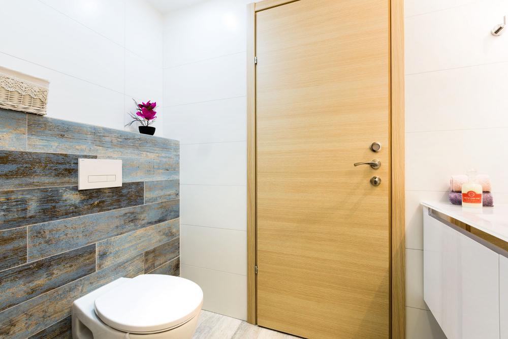 שירותי אורחים -קיר האסלה