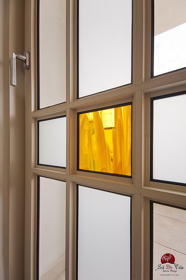 זכוכית צבעונית בויטרינה בלגית