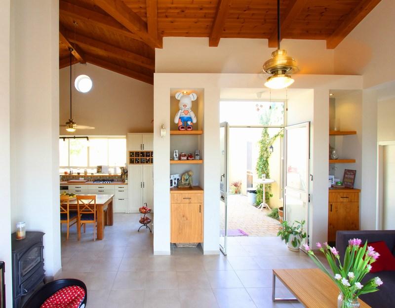 מבט מחדר המגורים לכיוון הכניסה לבית