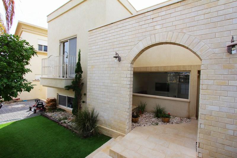 מבט על הכניסה לבית, דרך פטיו