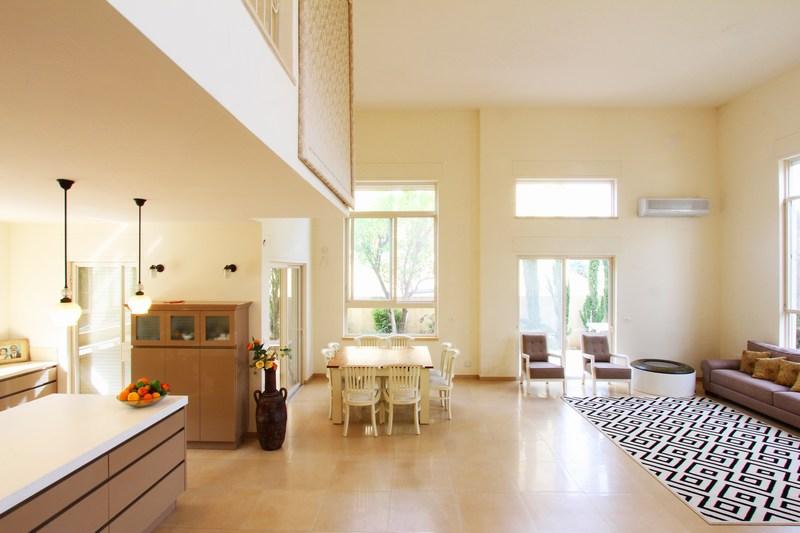 מבט מבפנים על הסלון, המטבח ופינת האוכל