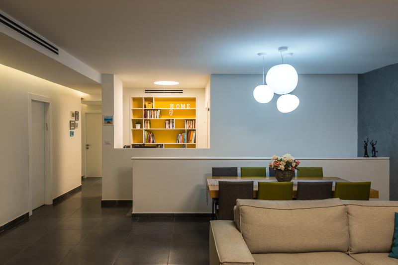 מבט מפינת אוכל למסדרון