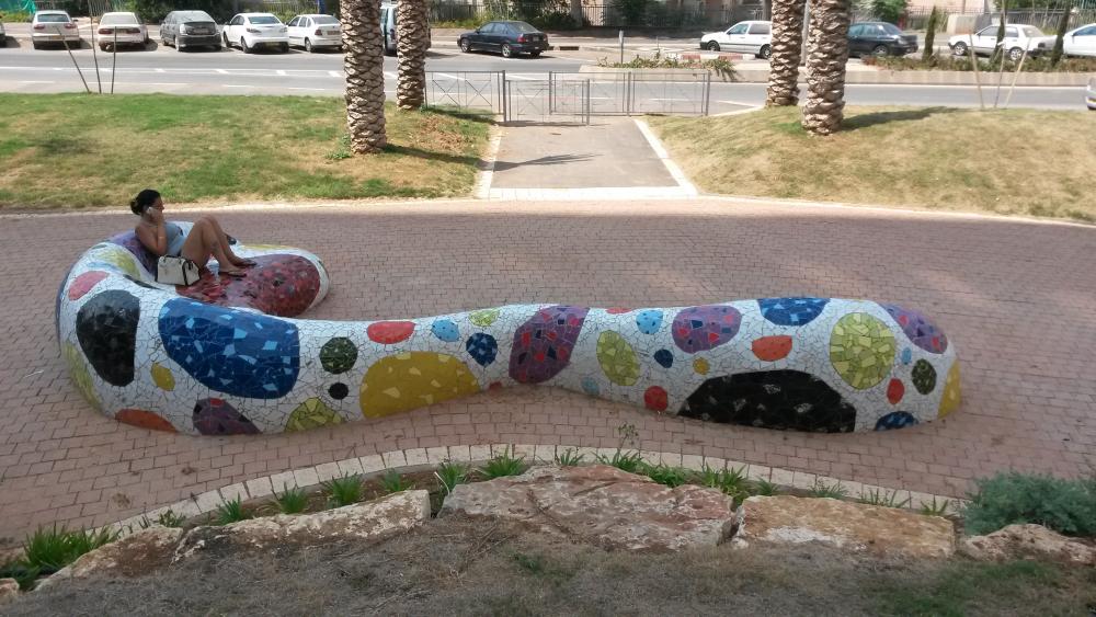 ספסל מעוצב &quot;גל קטן&quot; חיפה