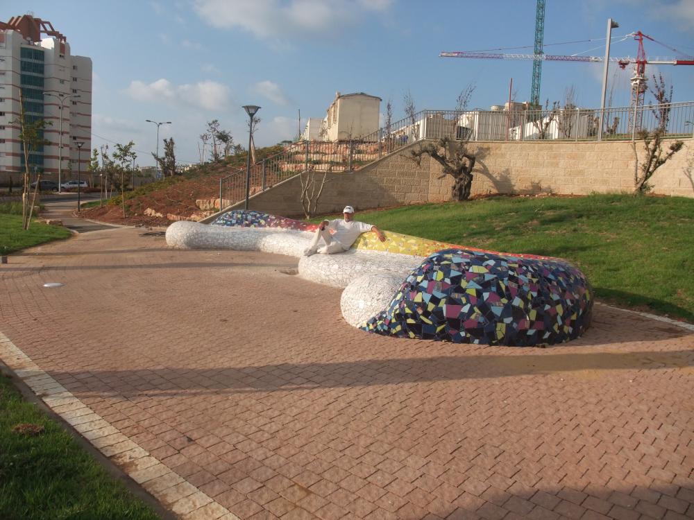 ספסל מעוצב "גל גדול"