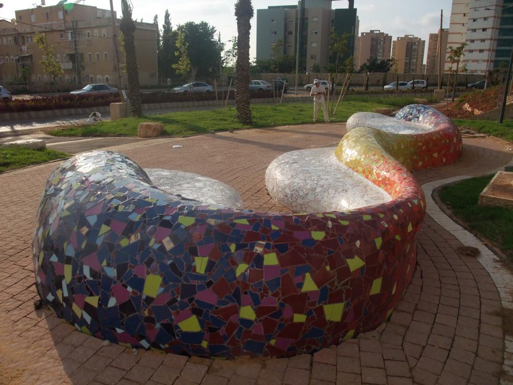 ספסל מעוצב "גל גדול" חיפה