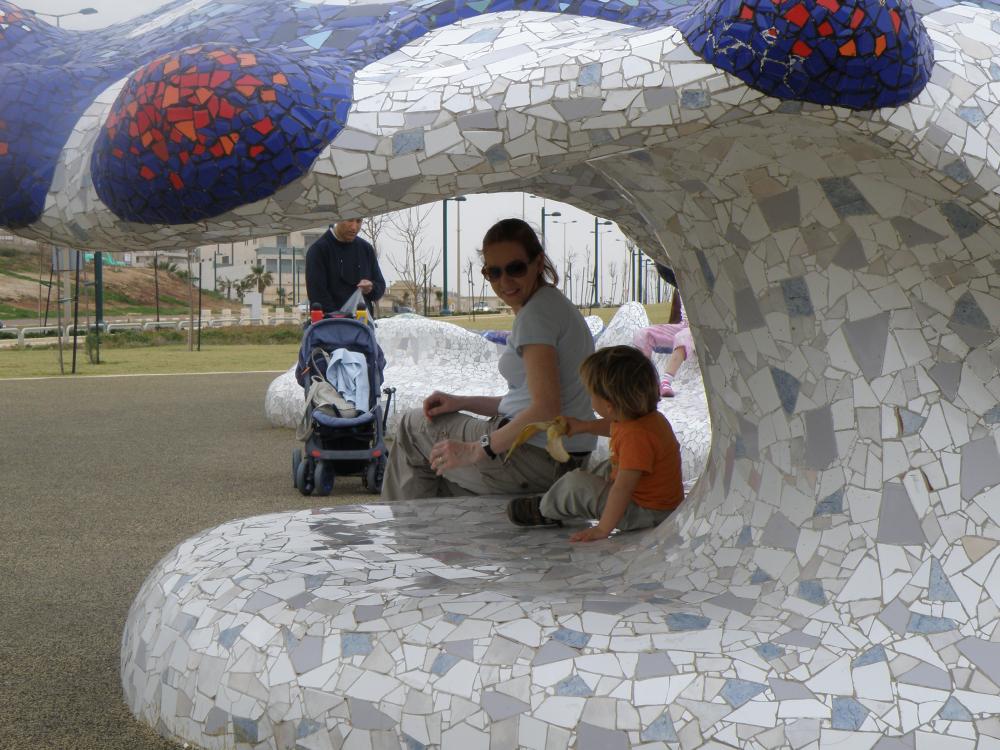 ספסל עם פרגולה