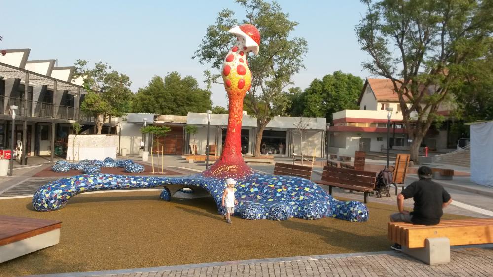 פסל סביבתי "פרח מלבלב"