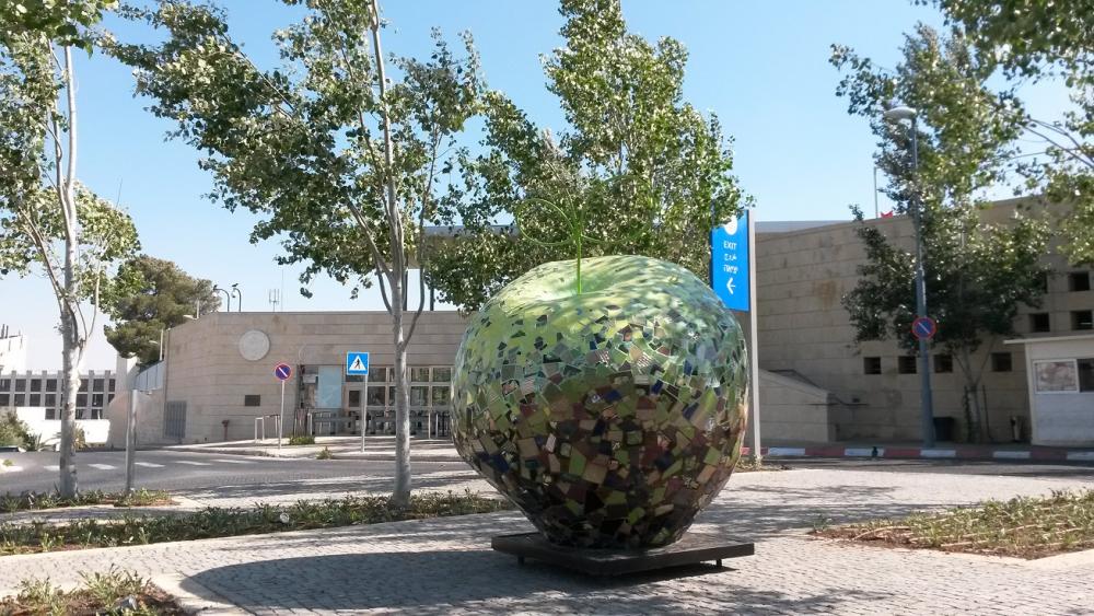 פסל "תפוח קטן"