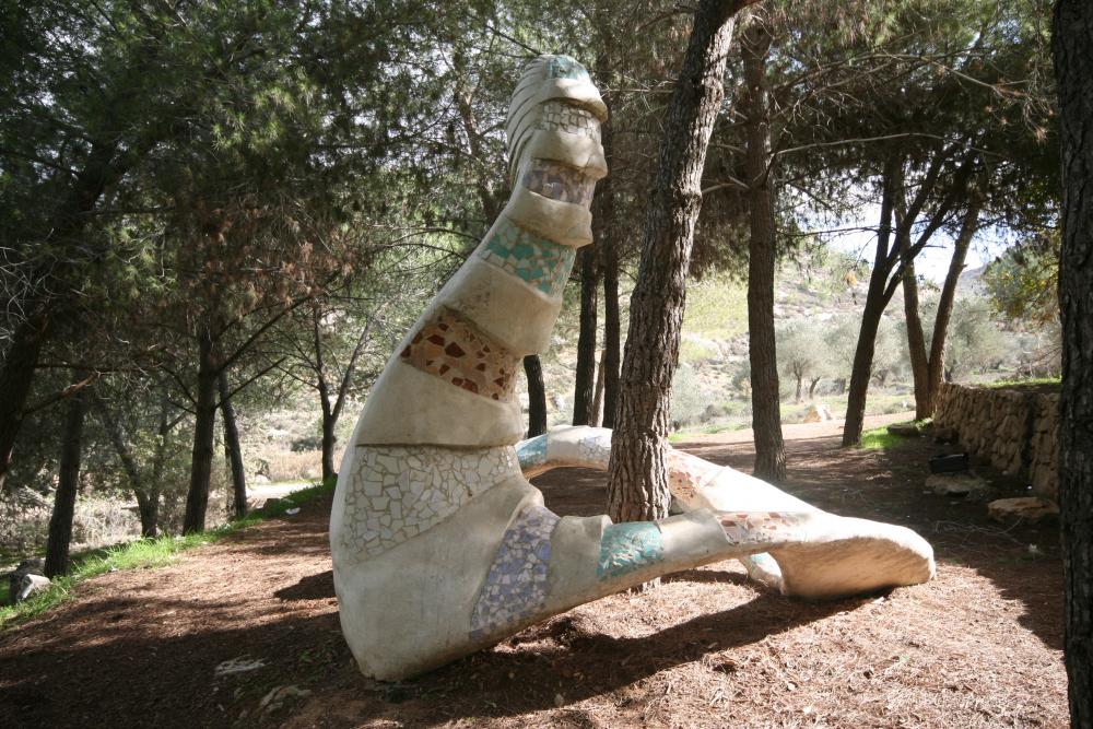 פסל סביבתי "נחש"