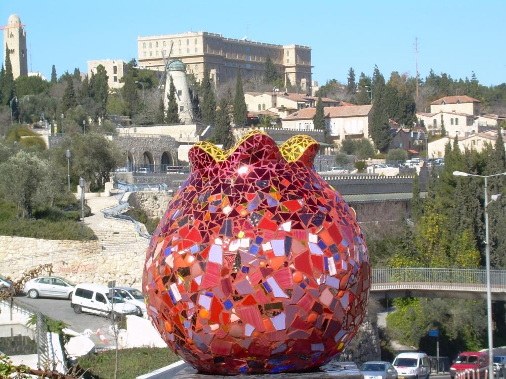 פסל סביבתי "רימון"