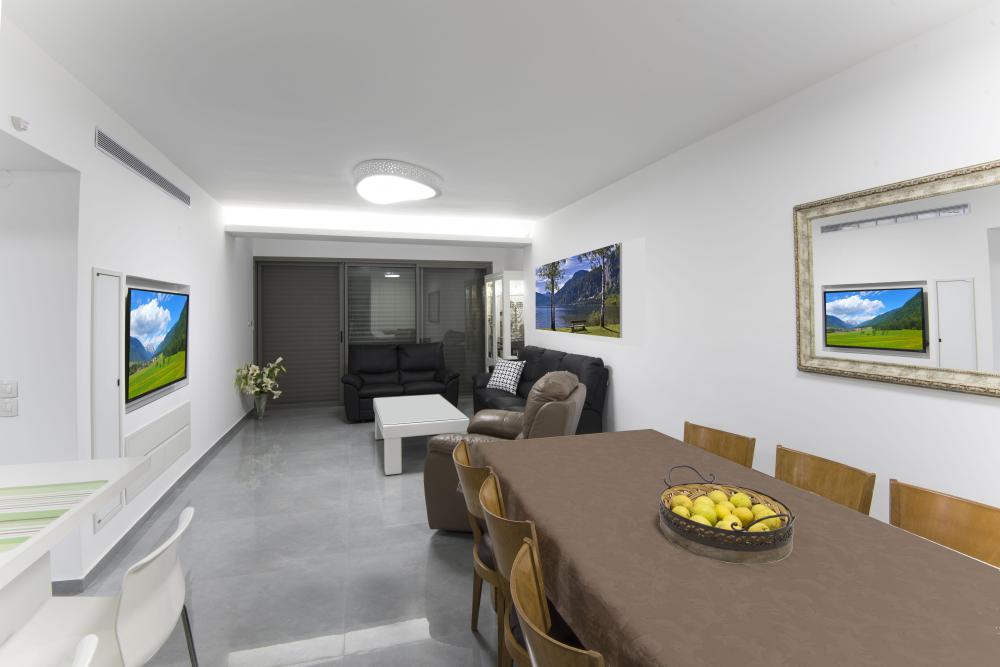 מבט מפינת האוכל לסלון