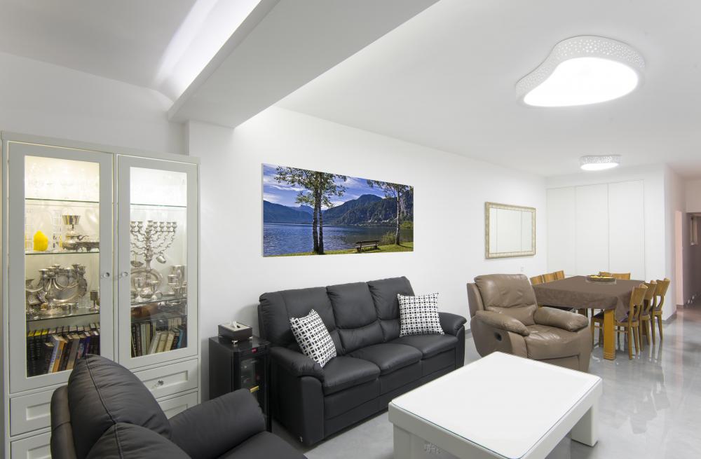 מבט מהסלון לפינת האוכל