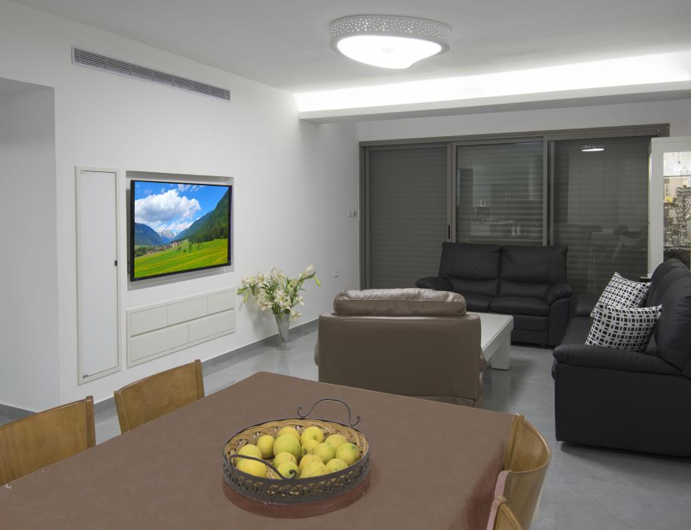 מבט לסלון מפינת האוכל