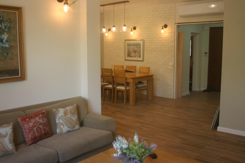 מבט לפינת האוכל