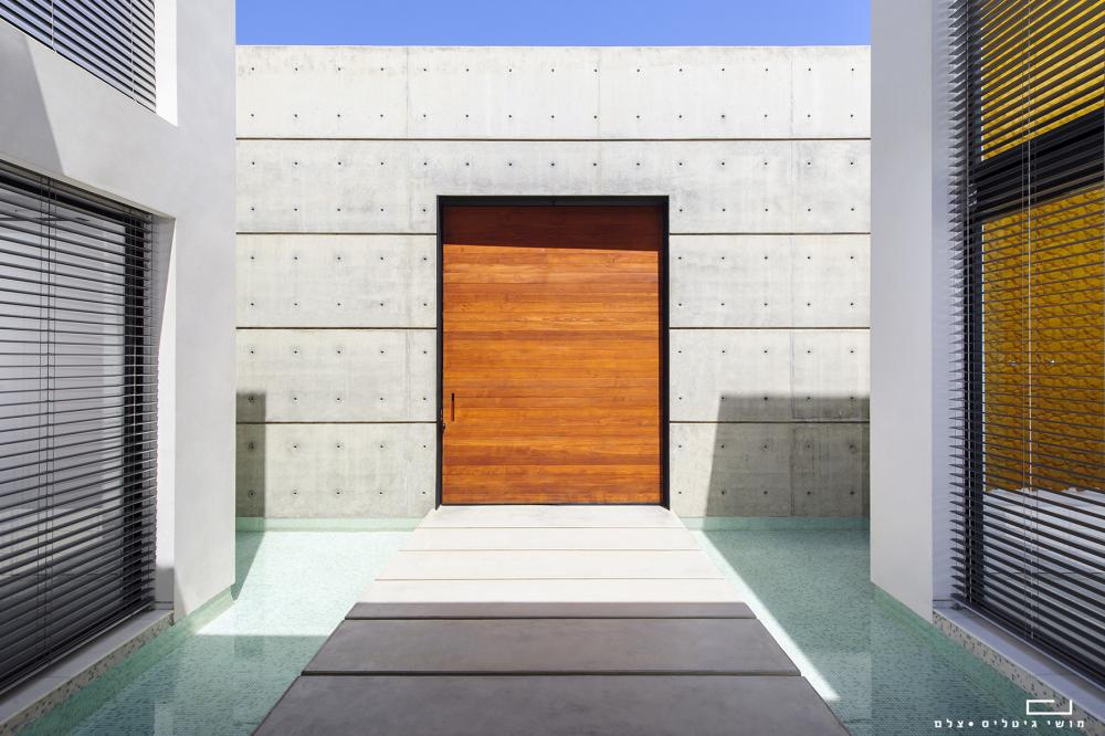 הכניסה לבית