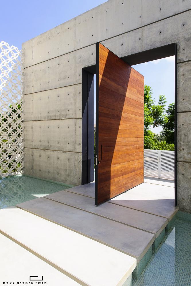 דלת הכניסה המרשימה