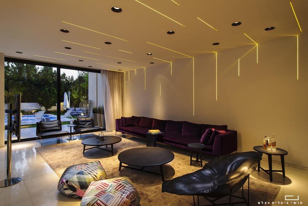 חדר המגורים בלילה