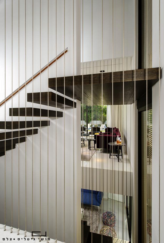 חדר המגורים דרך המדרגות