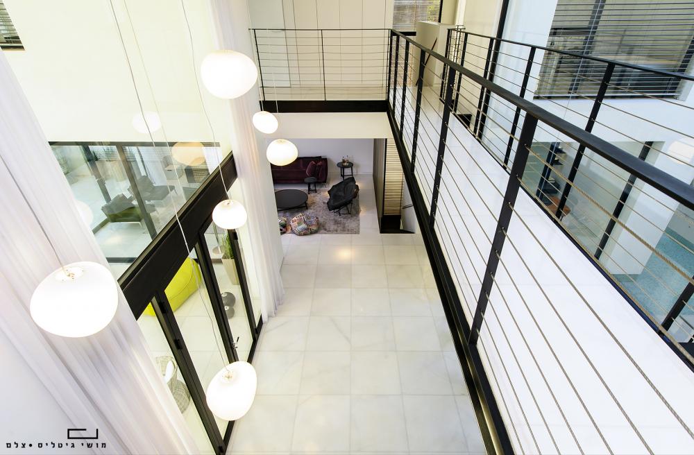 מבט על המסדרון וחדר המגורים