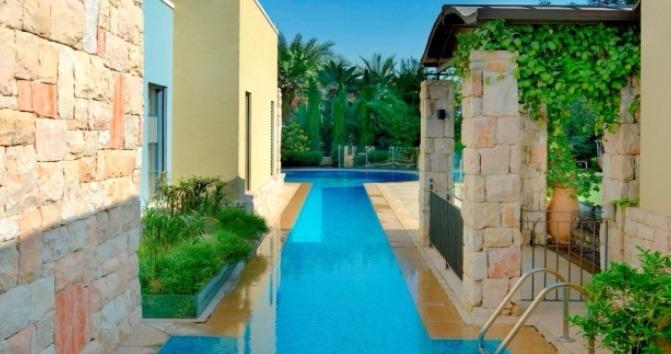 בריכת שחייה מיוחדת בסביון