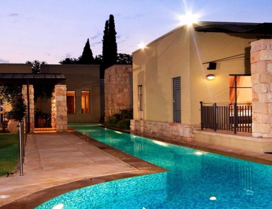 בריכת שחייה מיוחדת בסביון