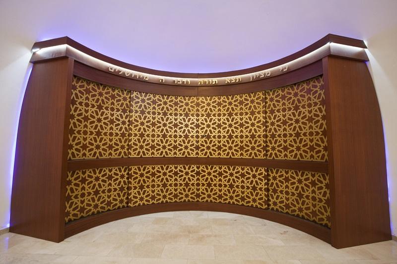 ארון הקודש עם דלתות הזזה מעוגלות