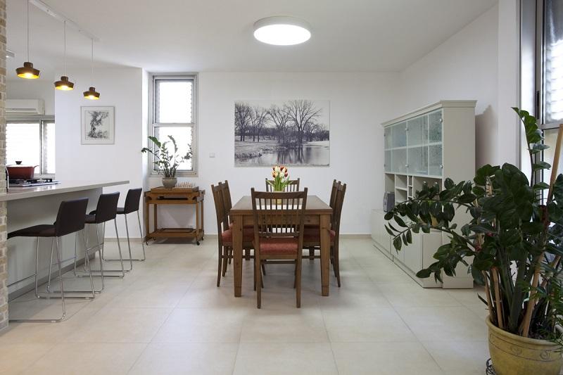 מבט אל פינת האוכל