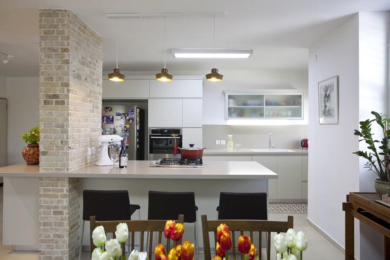 מבט אל המטבח מפינת האוכל